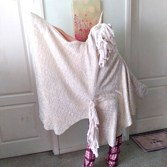 COPY - Justice Unicorn Wrap Blanket with Pockets, horn and tail fringe - Picture 4 of 9